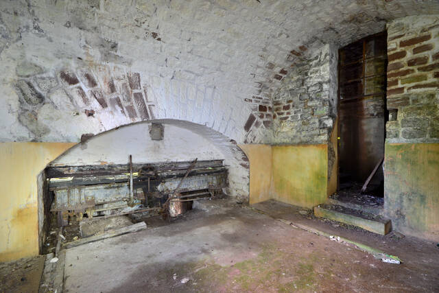 Le corps de garde et la chambre de retrait du Le pont à effacement latéral à chariot automoteur. VAUBOURG Cédric