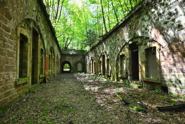 La cour des casernements. VAUBOURG Cédric