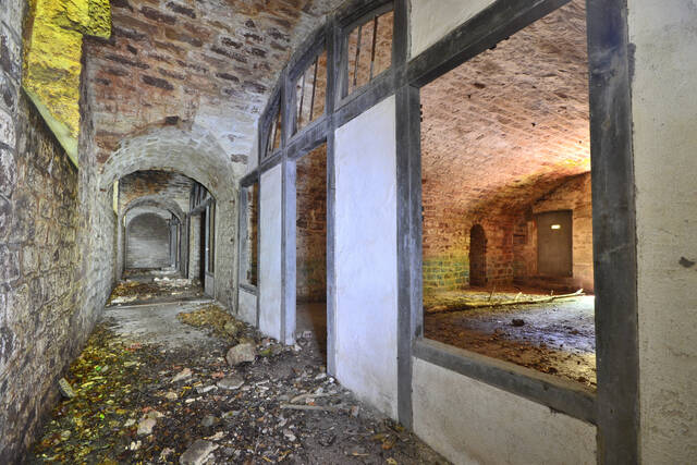 L'arrière des casemates des casemates du casernement. VAUBOURG Cédric