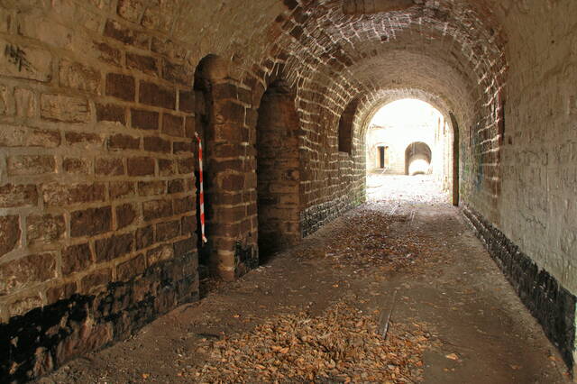 Le passage couvert près du magasin à poudre. VAUBOURG Julie