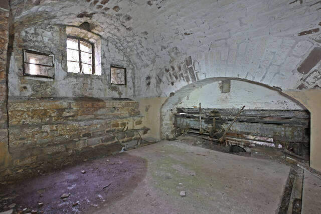 Le corps de garde et la chambre de retrait du Le pont à effacement latéral à chariot automoteur. VAUBOURG Julie