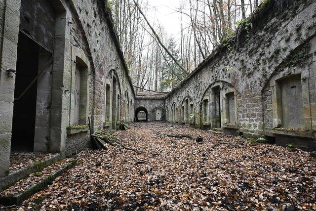 La cour des casernements. VAUBOURG Julie
