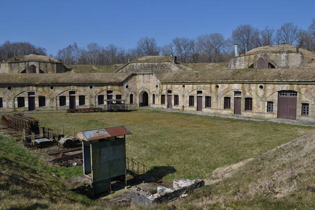 La cour et son édicule Goux. VAUBOURG Cédric