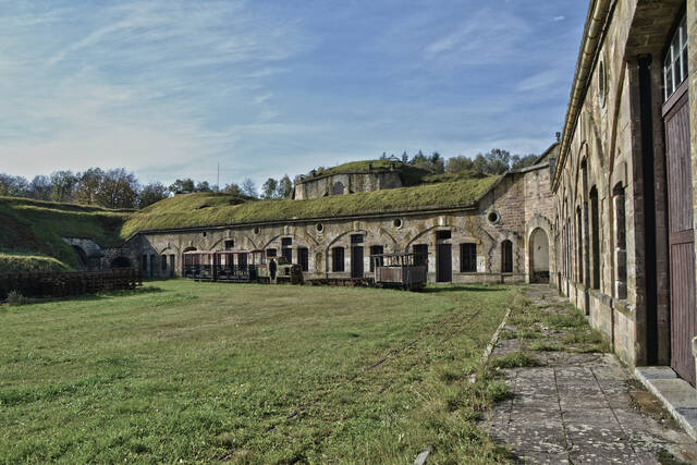 Vue sur la cour proche des latrines. VAUBOURG Julie