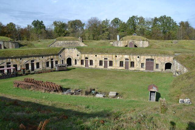 La cour et son édicule Goux. VAUBOURG Julie