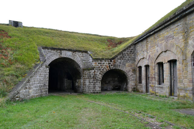 Le débouché de la galerie d'entrée dans la cour. VAUBOURG Cédric