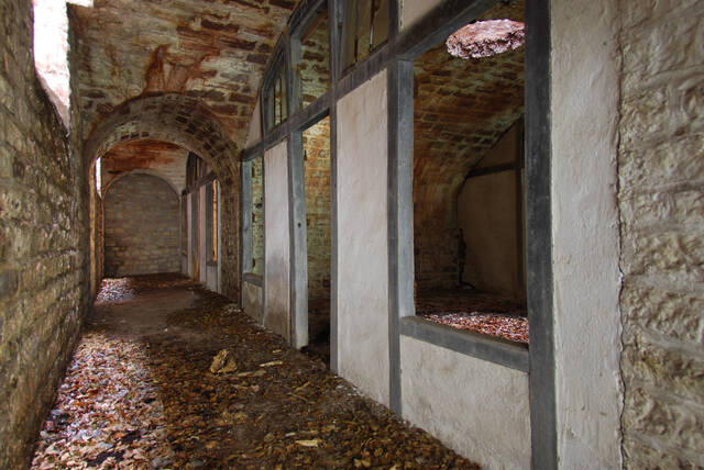 L'arrière des casemates des casernements. VAUBOURG Cédric