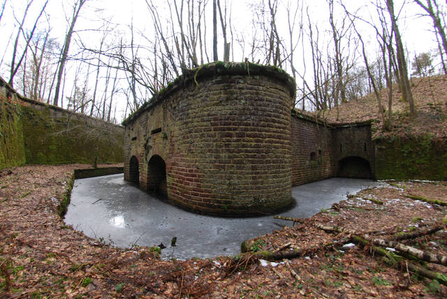 L'extérieur de la caponnière double. VAUBOURG Cédric