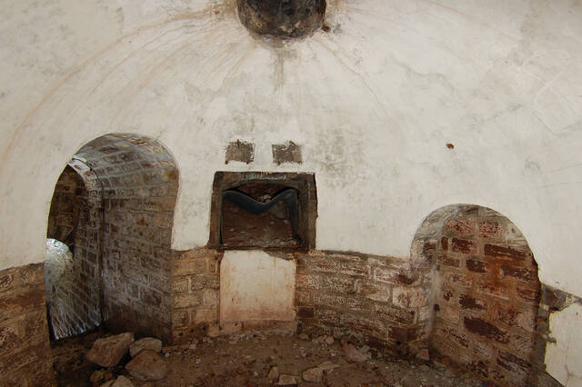 L'intérieur du poste optique du fort. VAUBOURG Cédric