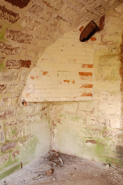 Une cheminée dans le casernement officiers. VAUBOURG Cédric