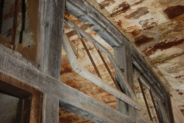 Vestige d'une huisserie dans les casernements. VAUBOURG Julie