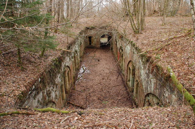 La cour vue des casernements. VAUBOURG Julie