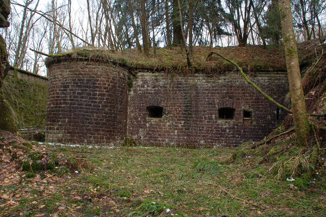 L'extérieur de la caponnière simple du saillant 1. VAUBOURG Julie