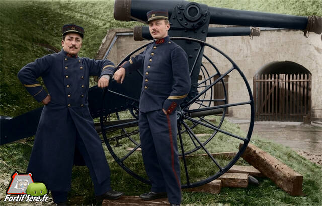 Deux soldats devant deux canons de 120L sur affûts de siège et place au fort vers 1906. Lionel PRACHT