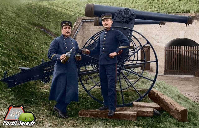 Deux soldats devant deux canons de 120L au fort de Bois l'Abbé vers 1906 - Pascal Durand