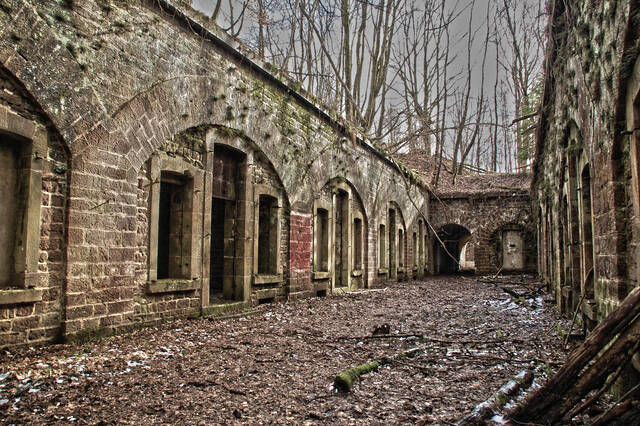 La cour des casernements. VAUBOURG Julie