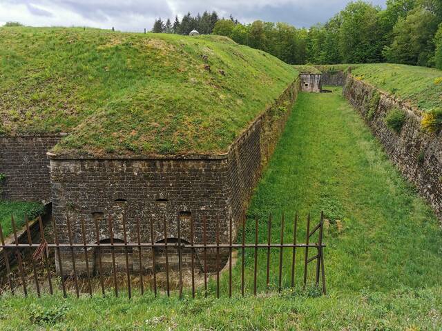 Vue depuis la caponnière simple au saillant 3. VAUBOURG Cédric