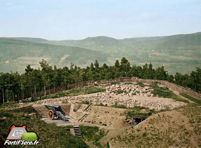 La construction du fort de la Mouche en 1878, le fort en travaux est déjà armé de pièces d'artillerie Un canon de 155L est installée au cour de l'année. Archives départementales des Vosges Cote119Fi