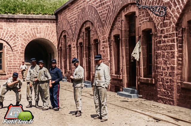 Des soldats dans la cour du fort de la Mouche en 1904 - Pascal DURAND
