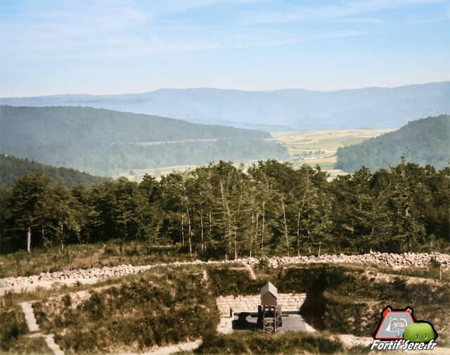 Une pièce de 138 sur affût à soulèvement au fort de la Mouche qui est en construction en 1878 - Arches départementales des Vosges 119Fi006C