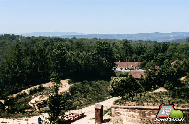 Vue depuis le fort sur le chemin d'accès au fort de la Mouche