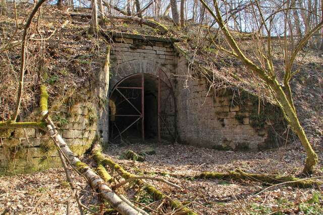 Le passage couvert des casernement derrière l'entrée. VAUBOURG Cédric