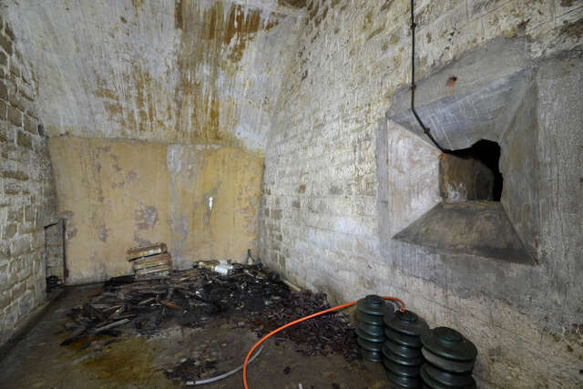 Créneau à lampe du vestibule de la grande chambre de stockage.
VAUBOURG Cédric