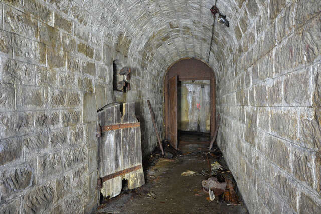 La galerie près de la niche aux artifices ayant garder ses séparations métalliques. VAUBOURG Cédric