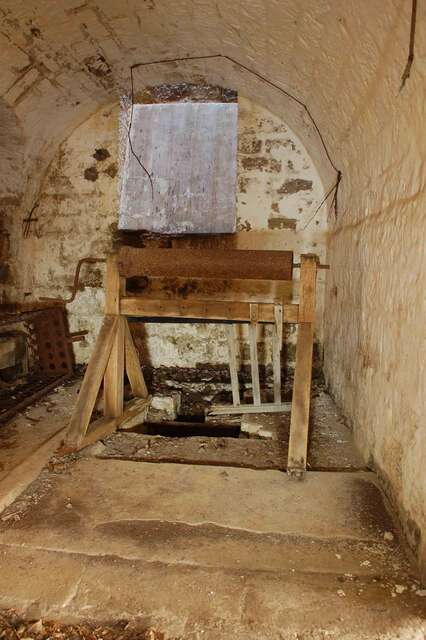 Le puits du fort. ayant perdu sa pompe. VAUBOURG Julie