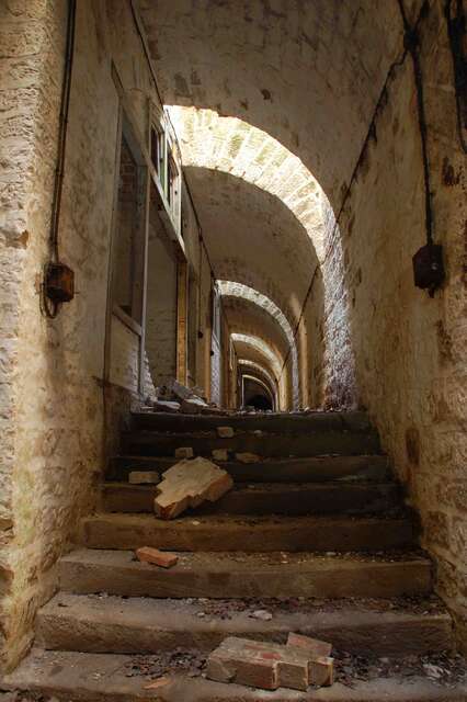 La galerie à droite des casernements près du puits. VAUBOURG Julie