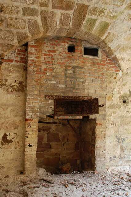 Une chéminée d'une chambrée d'une casemate. VAUBOURG Julie