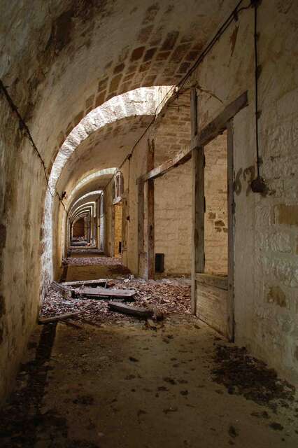 La galerie derrière les chambrées. VAUBOURG Cédric
