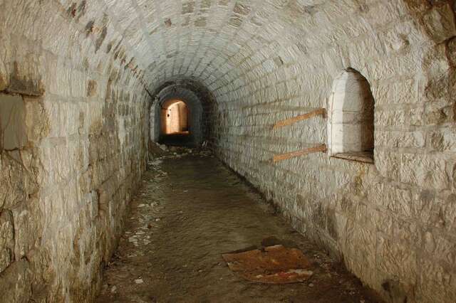 La galerie reliant la casemate à tir indirect sud au fort. VAUBOURG Julie