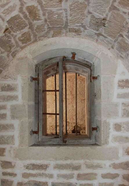 Vestige d'un huisserie d'un atelier de chargement. VAUBOURG Julie
