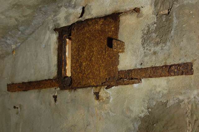 Détail d'un volet métallique qui protégeait le projecteur oxyacétylénique. VAUBOURG Julie