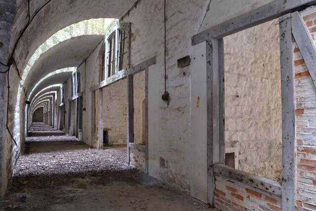 L'arrière des casemates du front de tête des casernements. VAUBOURG Julie