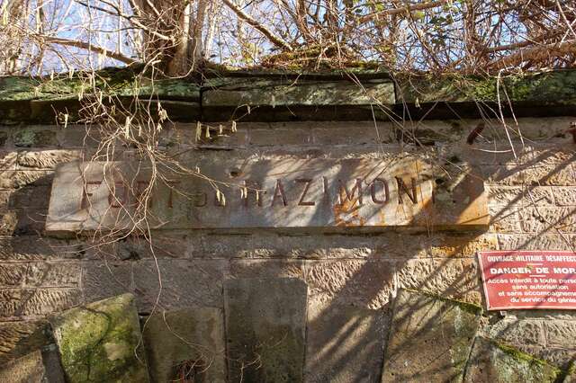 Le cartouche au dessus de l'entrée du fort de Razimont. VAUBOURG Julie