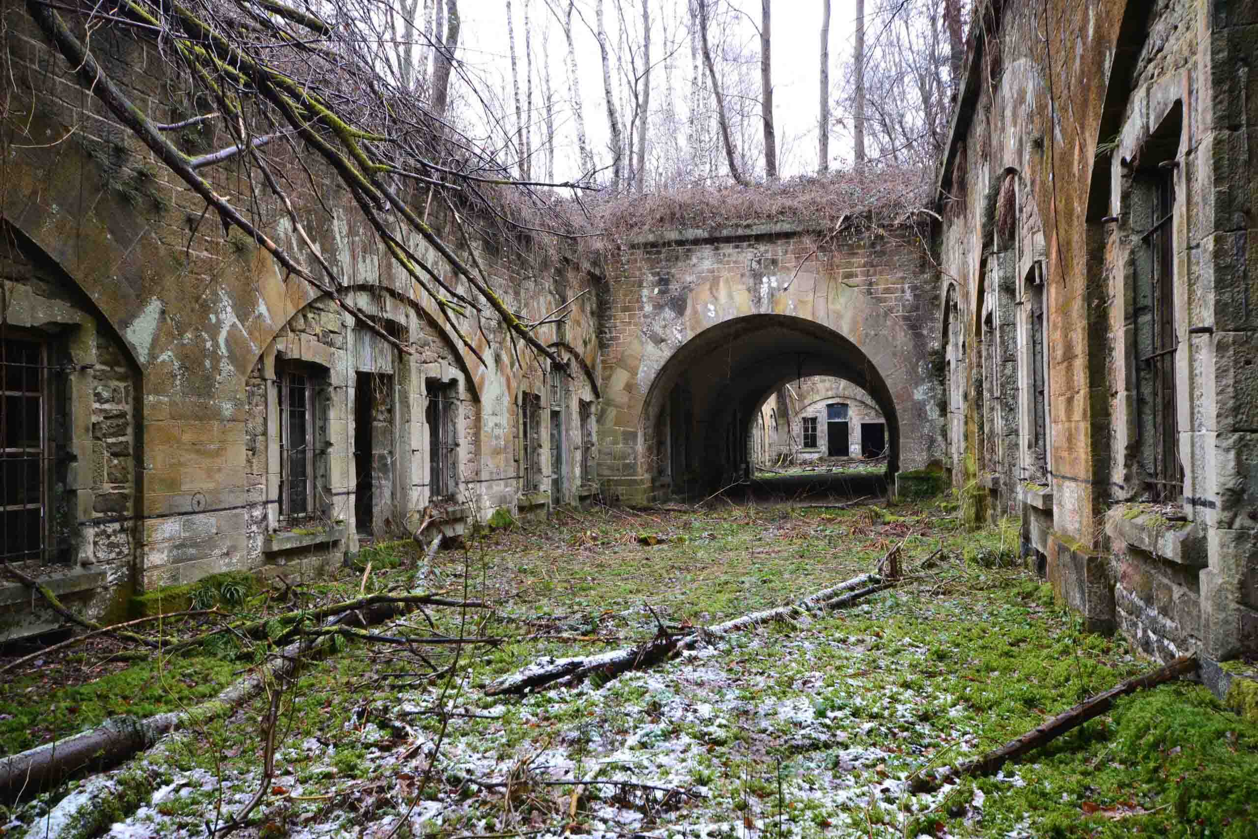 La cour et le casernement du fort. VAUBOURG Cédric