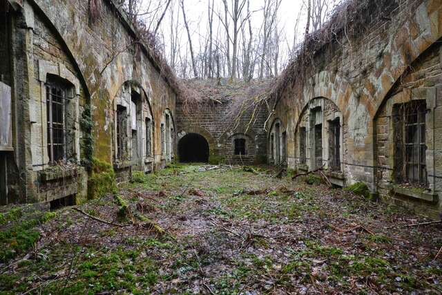 Les casernements est la cour du côté droit. VAUBOURG Julie