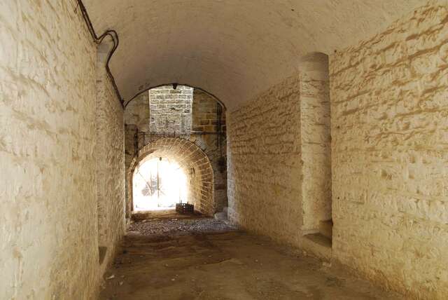 La galerie principale au milieu des casernements. VAUBOURG Julie