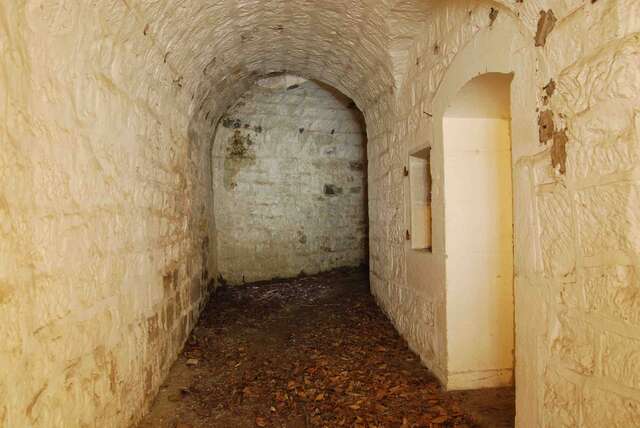 Le passage près d'un atelier de chargement. VAUBOURG Cédric