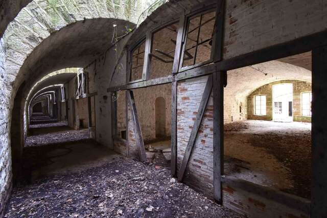 L'arrière des casemates du front de tête des casernements. VAUBOURG Julie