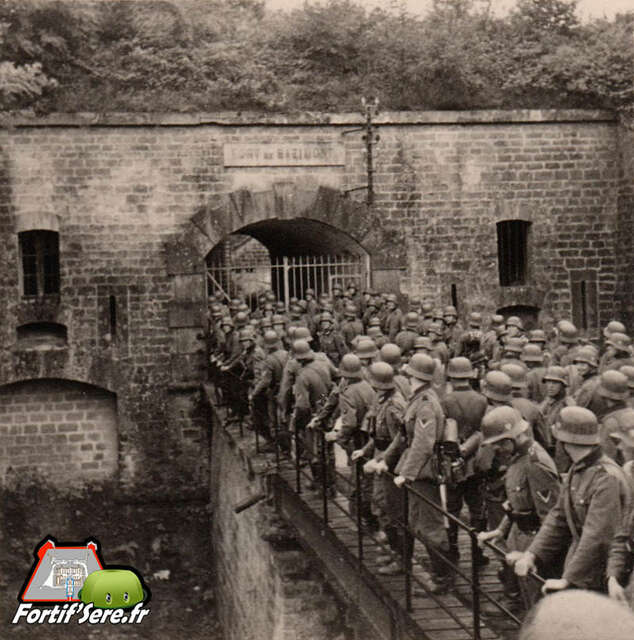 Les allemands à l'entrée du fort de Razimont en juin 1940 - Lionel PRACHT