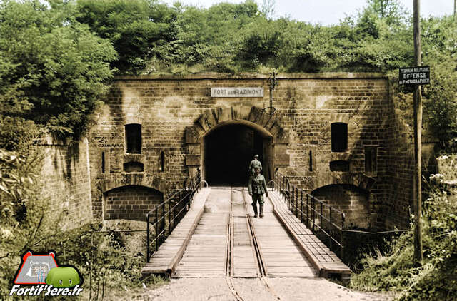 Photo allemande de l'entrée du fort de Razimont en juin 1940 Lionel PRACHT