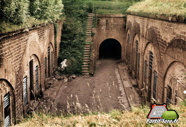 La cour de gauche des casernement en maçonnerie du fort de Longchamp en 1940. Lionel PRACHT